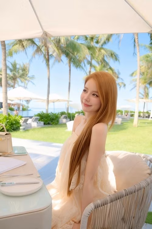 DJ Mie sở hữu ngoại hình giống như búp bê đời thực, vừa ngây thơ vừa quyến rũ. Đặc biệt, làn da trắng sứ không tì vết là lợi thế lớn giúp cô dễ dàng chinh phục mọi bảng màu trang phục, từ những tông kem trung tính đến các sắc đỏ, vàng nổi bật.