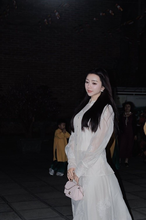 Nữ diễn viên gây chú ý khi xuất hiện trong bộ váy trắng nhẹ nhàng, tôn vẻ nữ tính và thanh thoát.