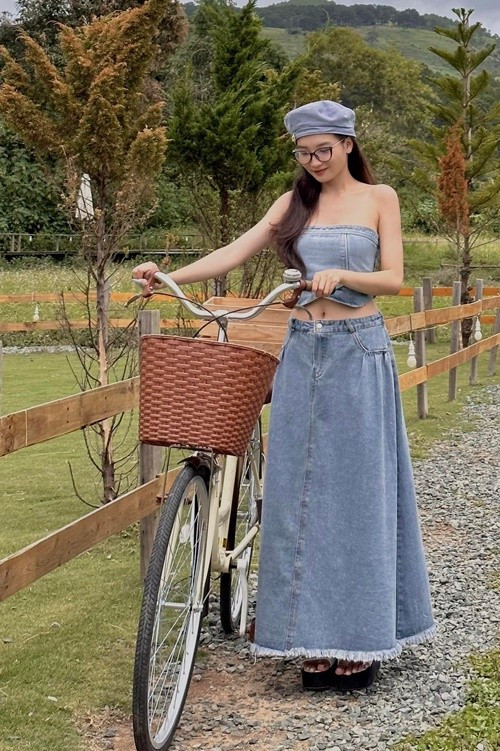 Ngọc Hương cũng cho thấy sự biến hóa khi theo đuổi hình ảnh tiểu thư, diện thiết kế cúp ngực kết hợp chân váy dài xẻ gấu, tạo dáng giữa khung cảnh thiên nhiên.