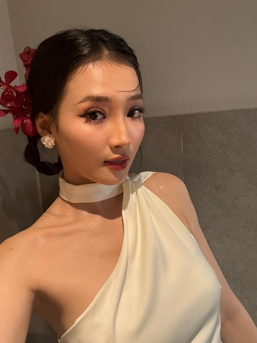 Ngọc Hương từng theo học Trường Đại học Sân khấu - Điện ảnh TP HCM và có kinh nghiệm diễn xuất trên sân khấu kịch trước khi bén duyên điện ảnh.