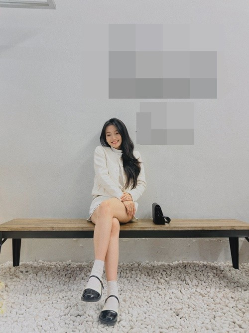 Bên cạnh đó, những bộ trang phục tông trắng kem phối cùng áo khoác tweed giúp cô tôn làn da và thể hiện gu thẩm mỹ tinh tế.