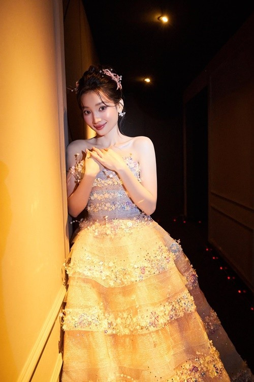 Trên phim trường “Quỷ nhập tràng 2”, Ngọc Hương phải đằm mình dưới mưa, gương mặt bê bết máu và thực hiện cảnh ăn lươn gây ám ảnh.