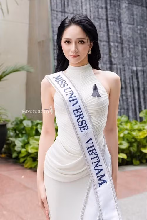 Hương Giang diện trang phục trắng thanh lịch trong ngày đầu tiên tham gia Miss Universe 2025. Ảnh: Missosology.