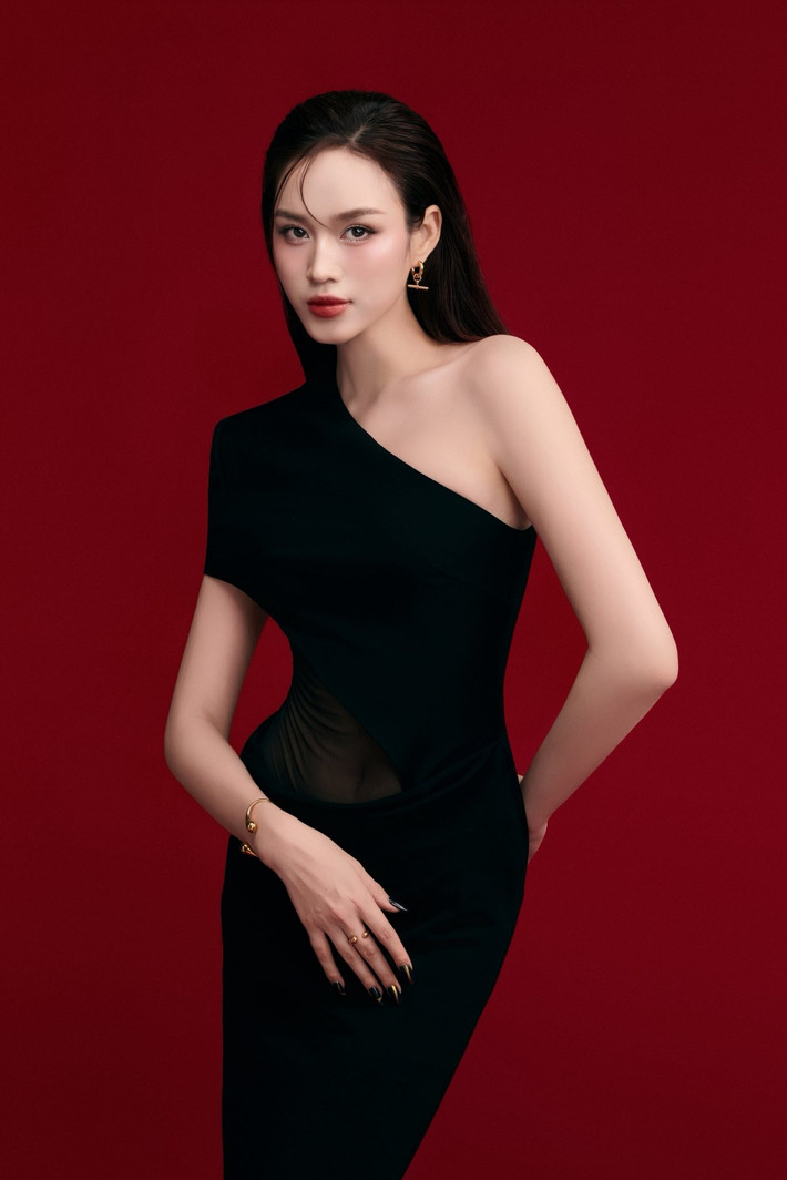 Đỗ Thị Hà gắn bó với công ty Sen Vàng sau khi đăng quang Hoa hậu Việt Nam 2020. Tháng 2/2025, cô xác nhận rời công ty Sen Vàng sau ít ngày xóa bỏ các thông tin liên quan đến đơn vị quản lý. Ảnh: FB Đỗ Thị Hà.