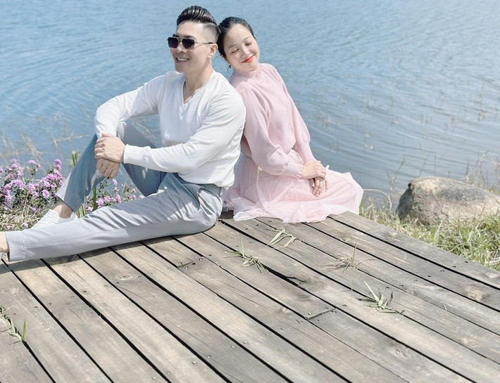 Theo Harper’s Bazaar Việt Nam, ngoài công việc dẫn chương trình, Hồng Phượng phụ giúp Quốc Cơ kinh doanh sản phẩm truyền thống của gia đình. Phía Quốc Cơ đang tập tành kinh doanh.