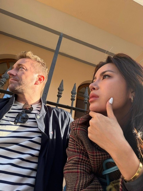 Chris động viên Minh Tú chăm tập vật lý trị liệu sau chấn thương chân để nhanh vào bếp nấu ăn quay clip cho khán giả xem.