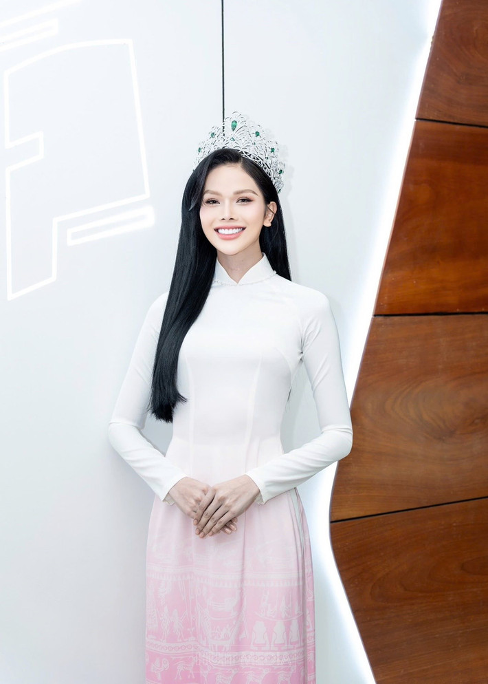 Tâm Như khoe vẻ đẹp nền nã khi diện áo dài, đội vương miện trong một talkshow diễn ra ở một trường đại học. Ảnh: FB Tâm Như.