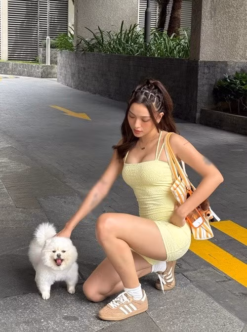 Cô chọn các thiết kế trẻ trung, năng động với tông màu sáng, kết hợp phụ kiện đơn giản nhưng có điểm nhấn khi xuống phố.