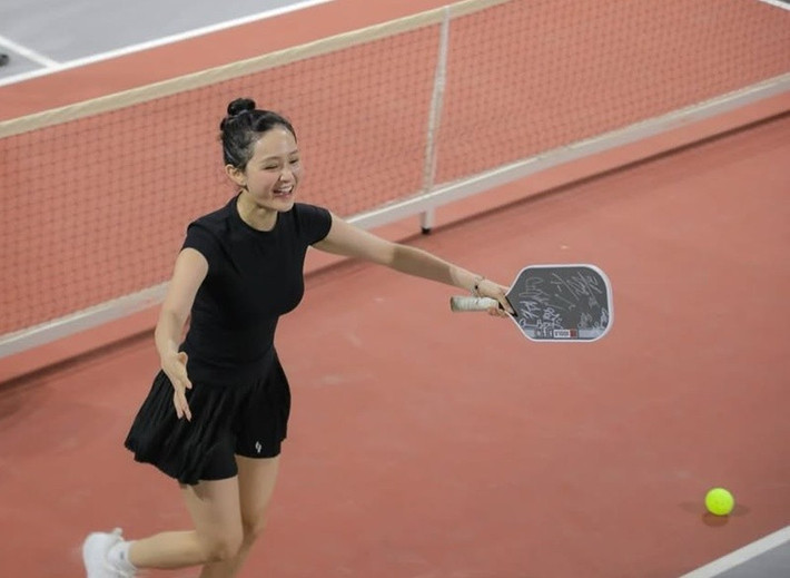 Nữ ca sĩ đầu tư trang phục, phụ kiện khi xuất hiện trên sân tập pickleball. Ảnh: FB Hiền Hồ.