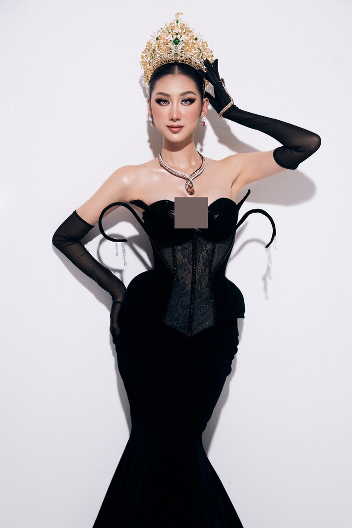 Nàng hậu khoe vóc dáng hồ cát với váy bó sát. Ảnh: FB Quế Anh.