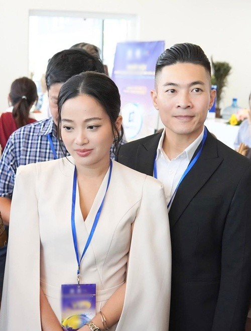 "Bỏ điện thoại xuống đi anh, đang quay hình", Hồng Phượng tiết lộ câu nói với Quốc Cơ.