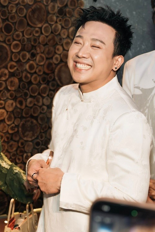 Trên Dân Việt, Trấn Thành chia sẻ rằng các đơn vị phát hành và rạp phim hoạt động dựa trên yếu tố kinh doanh, ưu tiên những tác phẩm có khả năng bán vé tốt. Anh khẳng định bản thân không có mối quan hệ đặc biệt để được ưu tiên. Ảnh: FB Trấn Thành.