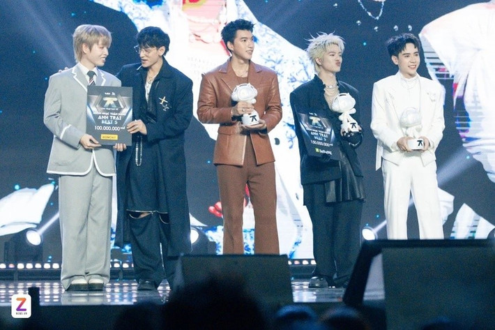 Năm 2024, Đức Phúc tham gia Anh trai say hi. Trong chung kết, anh vào top 5 cùng Quang Hùng MasterD, RHYDER, HIEUTHUHAI và Isaac. Ảnh: Znews.