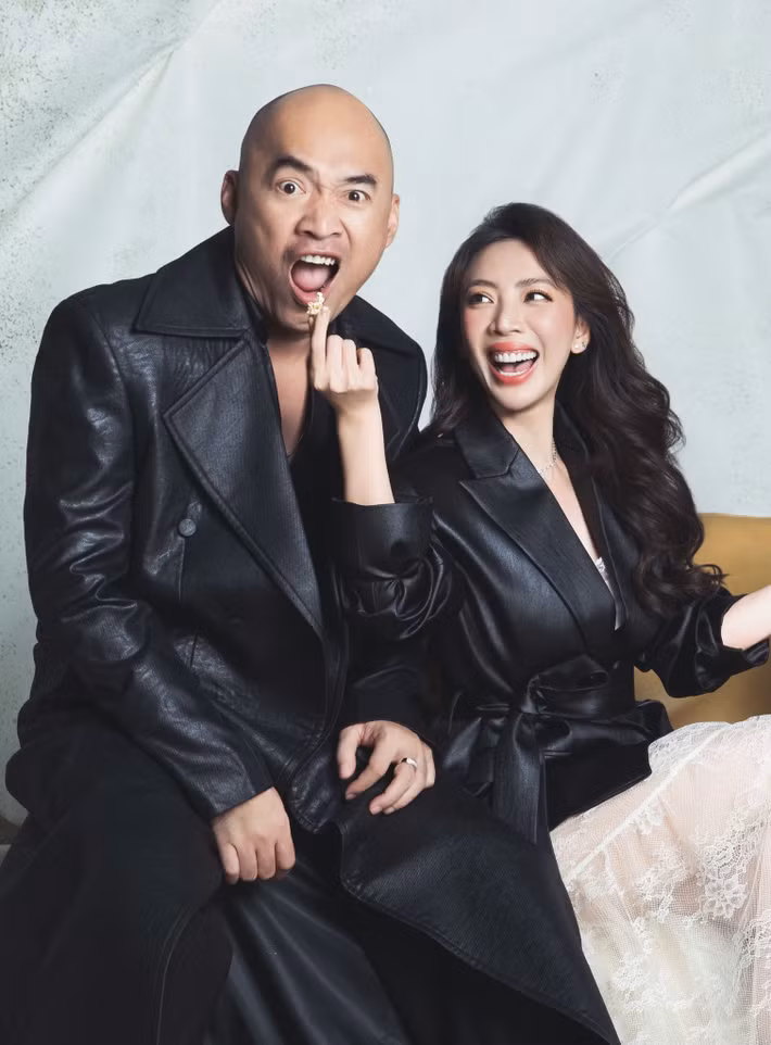 Kỷ niệm 15 năm kết hôn, Thu Trang cho biết: "Hôn nhân 15 năm giống như phim dài tập: có ngôn tình, có hài, có drama, có lúc muốn bỏ vai nhưng vẫn chiếu tiếp vì khán giả chính là gia đình. Chúc mừng chúng ta nhé anh kép già Tiến Luật". Ảnh: FB Thu Trang.