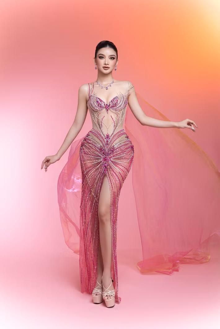 Y Quyên có chiều cao 1m72 , số đo ba vòng 85-60-92 cm. Ảnh: FB Y Quyên.