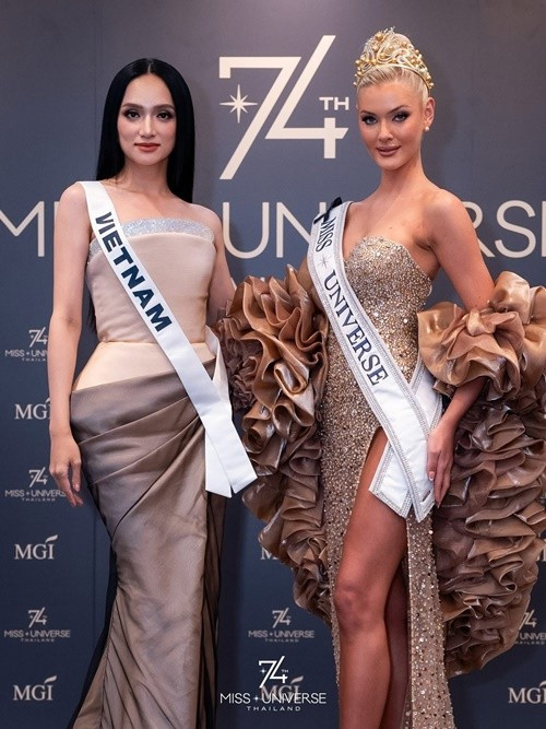 Hương Giang nhận sash từ Miss Universe 2024 Victoria Kjær Theilvig. Ảnh: Galaxy Queen.