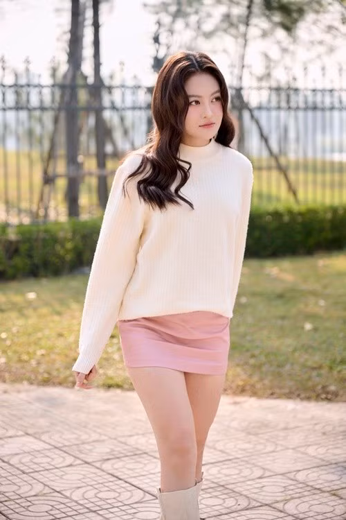 Ở đời thường, nữ diễn viên ưu tiên trang phục trẻ trung như áo len kết hợp chân váy ngắn màu pastel. Cách phối đồ đơn giản giúp cô giữ được vẻ năng động.