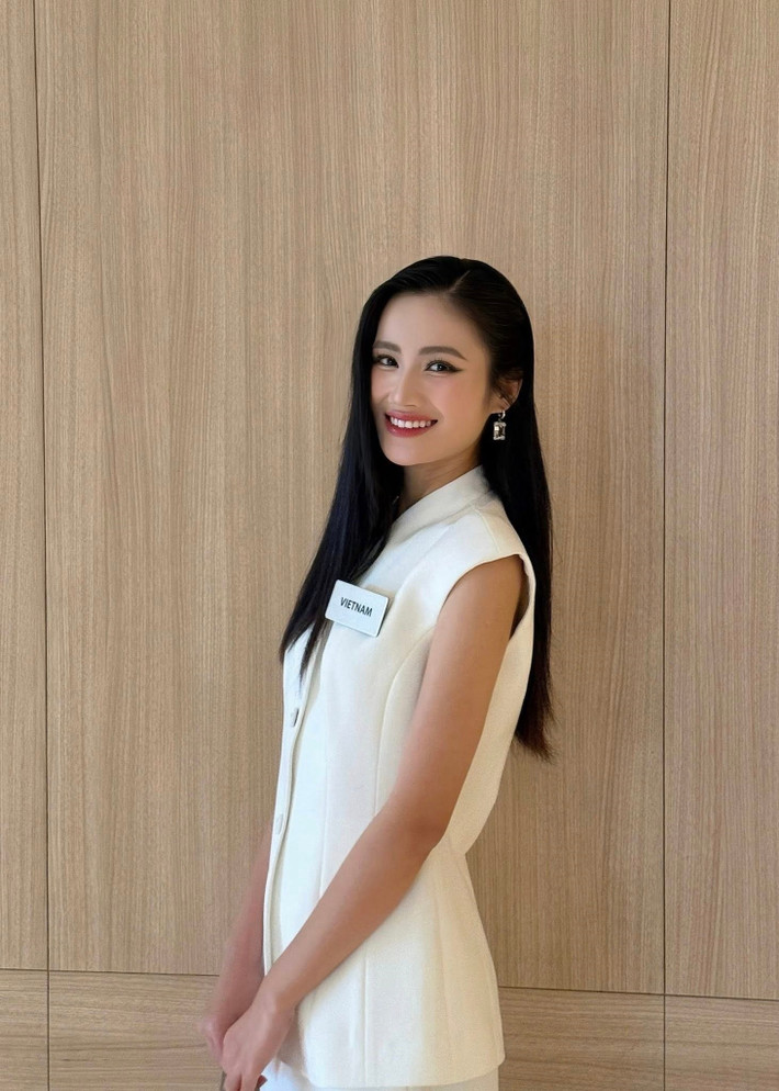 Huỳnh Trần Ý Nhi cho biết rằng ê-kíp dự án “Heart To Head” lắp đặt hơn 20 tủ sách tại các tỉnh trên khắp cả nước Việt Nam. Người đẹp bày tỏ khát vọng phát triển dự án này trên toàn cầu nếu có cơ hội trở thành Miss World 2025, đồng thời khẳng định tiếp tục duy trì "Heart to Head" trong tương lai. Đại diện Việt Nam kết thúc phần trình bày bằng câu nói: “Hãy để những trang sách trở thành ước mơ và biến ước mơ thành tương lai của bạn”. Ảnh: FB Ý Nhi.