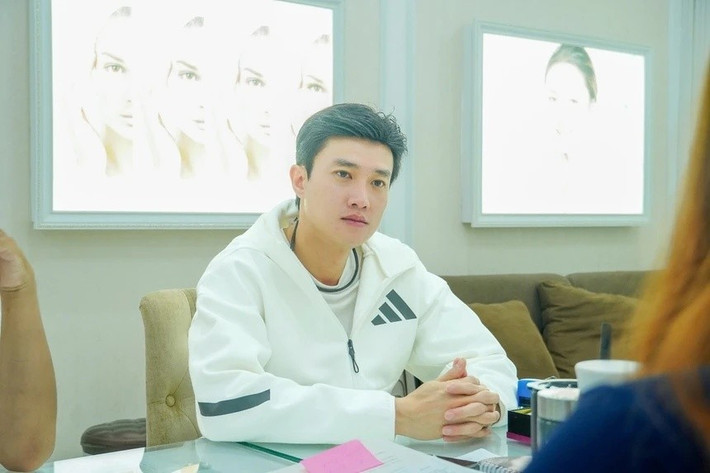 Nam diễn viên chia sẻ trên Tiền Phong, ngoài đời chắc hiếm lắm mới có người đàn ông vừa có ngoại hình, học vấn, vừa yêu mãnh liệt và bi lụy như bác sĩ Trường. Trước khi bấm máy, Quốc Trường phải tự xây dựng quá khứ, nội tâm cho nhân vật. Ảnh: Znews.