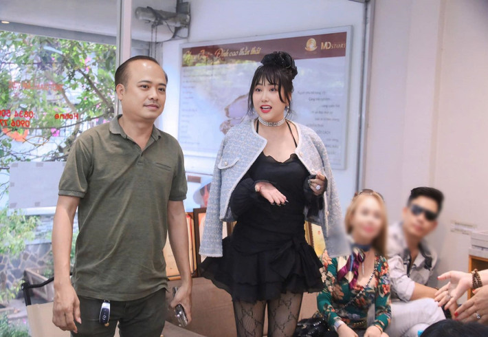 Nữ diễn viên phim Cô gái xấu xí gợi cảm với mốt xuyên thấu bên doanh nhân Chí Phú. Ảnh: FB Phi Thanh Vân.