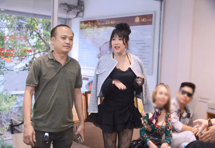 Nữ diễn viên phim Cô gái xấu xí gợi cảm với mốt xuyên thấu bên doanh nhân Chí Phú. Ảnh: FB Phi Thanh Vân.