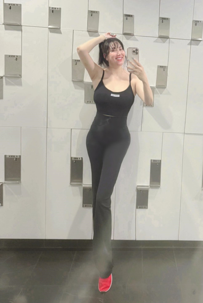 Tháng 6/2025, "nữ hoàng dao kéo" được bổ nhiệm chức vụ Phó viện trưởng Viện Văn hóa, thương hiệu truyền thống và phát triển nguồn nhân lực, trực thuộc Hiệp hội Làng nghề Việt Nam trong 2 năm. Ảnh: FB Phi Thanh Vân.