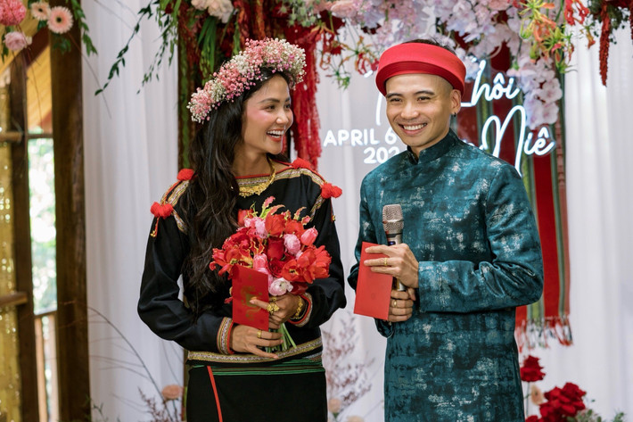 Trong đời sống cá nhân, H’Hen Niê kết hôn với Tuấn Khôi. Nàng hậu lựa chọn tổ chức đám cưới giản dị, tránh phô trương và đề cao sự bình yên trong cuộc sống hôn nhân.