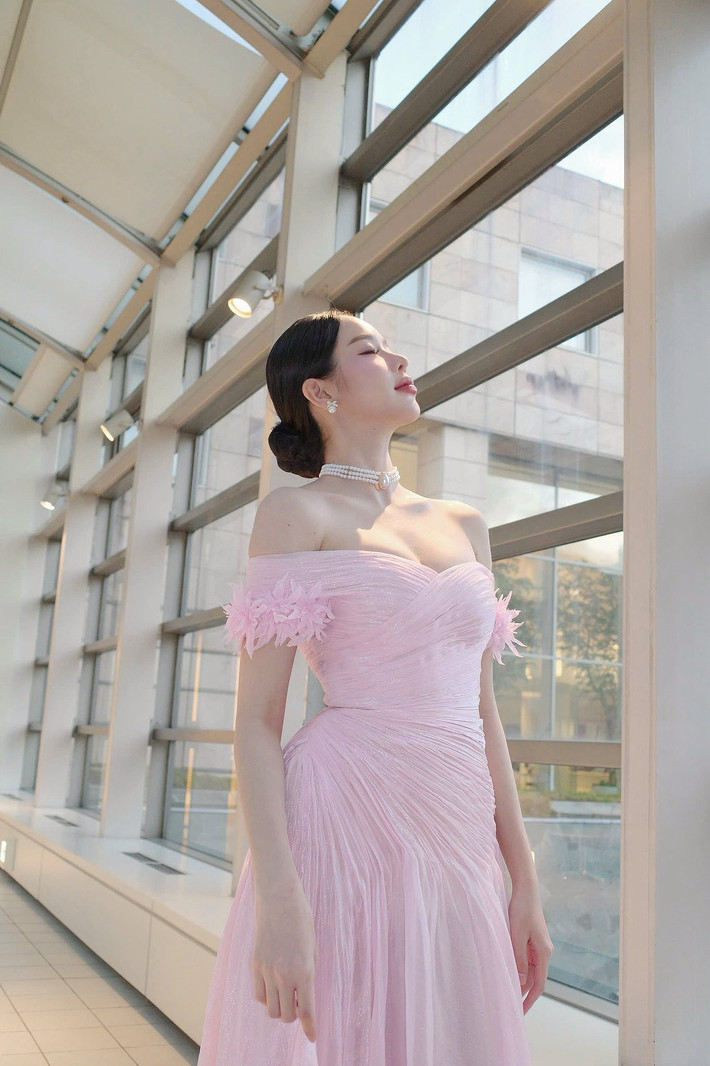 Trong những ngày cuối nhiệm kỳ, Thanh Thủy chuộng trang phục tông hồng nhẹ nhàng, nữ tính, rất thanh lịch. Ảnh: FB Thanh Thủy.