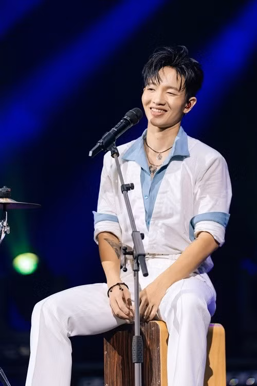 Với giọng hát giàu cảm xúc cùng khả năng sáng tác, Hoàng Dũng được xem là một trong những gương mặt tiêu biểu của thế hệ ca sĩ - nhạc sĩ trong V-pop hiện nay.