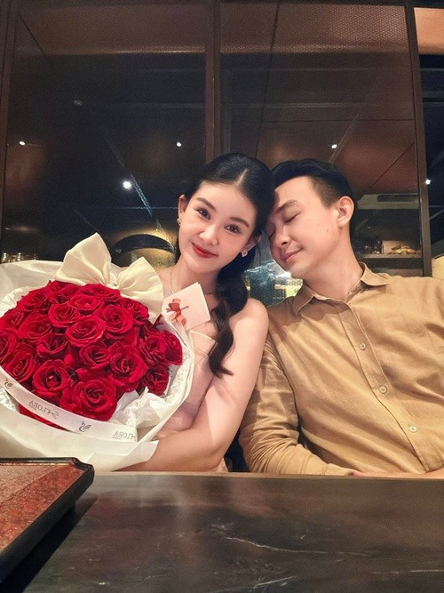 Trong cuộc phỏng vấn với Saostar, Ngân Anh cho biết, chồng không phải là người nhớ các dịp kỉ niệm để có kế hoạch từ trước, những dịp đặc biệt thường là cô nhớ và đặt nhà hàng, cả hai đi ăn và chồng sẽ là người trả tiền.