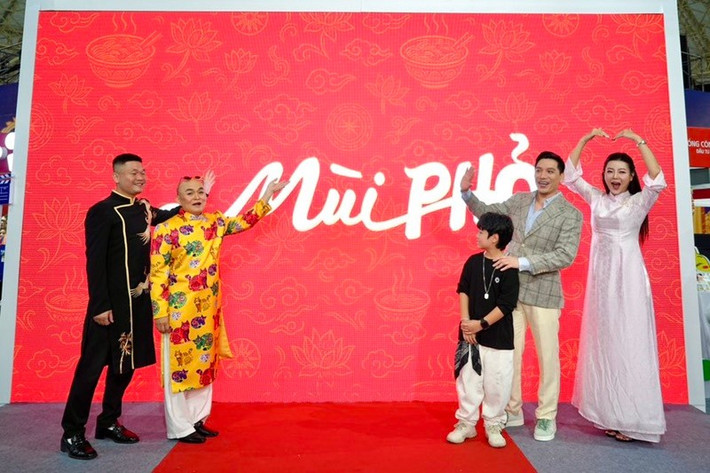 Xuân Hinh tiết lộ, trong phim Tết, ông sẽ thể hiện đa dạng thể loại nghệ thuật dân gian: chèo, hát văn, hát xẩm và rap. Ảnh: FB Xuân Hinh.