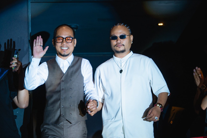 Vinh Râu (phải) và Long Đẹp Trai cũng góp mặt trong phim Tài. Long Đẹp Trai tốt nghiệp Đại học Sân khấu – Điện ảnh TP HCM, hoạt động tại sân khấu kịch Nụ Cười Mới. Trong khi đó, Vinh Râu quen mặt với khán giả qua các sản phẩm của nhóm FAPtv. Ảnh: Fanpage Tài Movie.