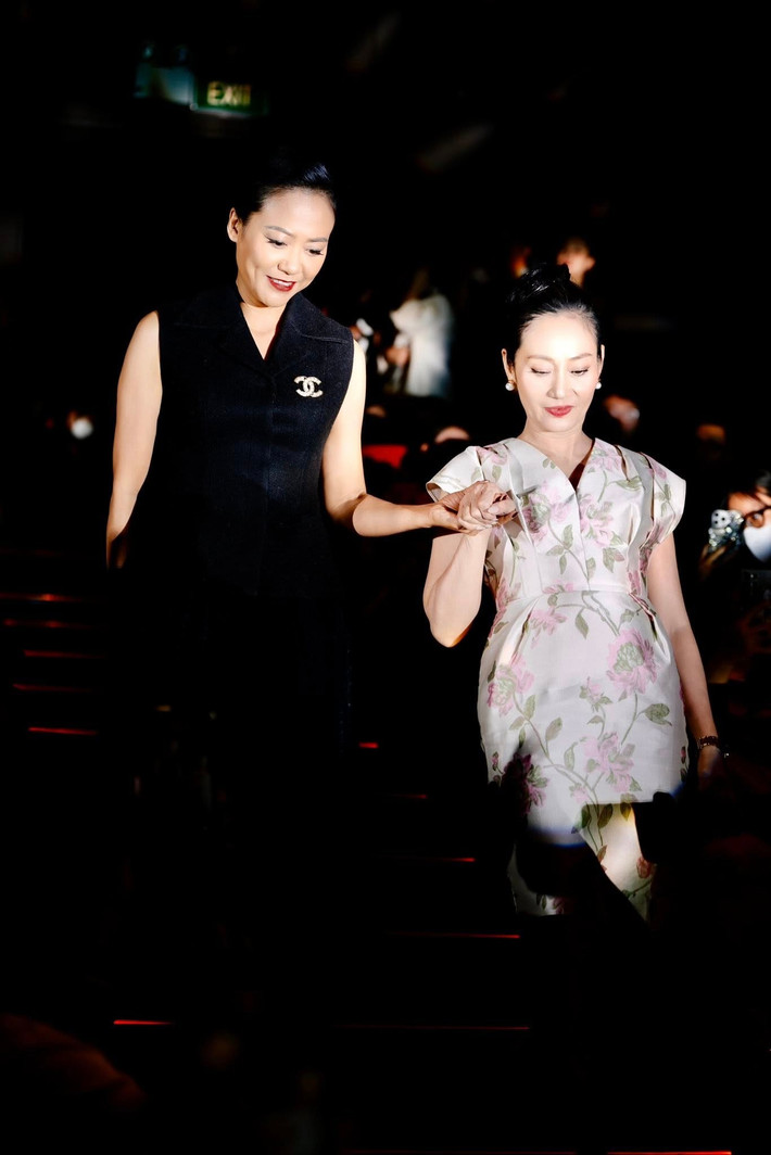 Hồng Ánh từng đoạt giải Nữ diễn viên xuất sắc phim truyện nhựa tại Mai Vàng 2008, Nữ diễn viên xuất sắc tại LHP Dubai 2008, Nữ diễn viên phim truyền hình được yêu thích nhất tại Mai Vàng 1999, Nữ nghệ sĩ kịch nói được yêu thích nhất tại Mai Vàng 2006, Nữ diễn viên phụ xuất sắc nhất tại LHP Châu Á - Thái Bình Dương 2000.Ảnh: FB Hồng Ánh.