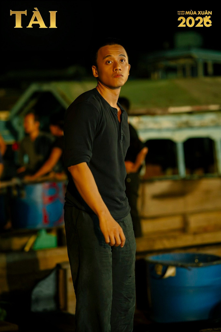 Theo Vietnamnet, trong phim Tài, Mai Tài Phến đóng vai Tài - một người lao động ở chợ cá - từng là một phần của các băng buôn thuốc lá lậu ở khu vực biên giới. Việc Tài vướng vòng lao lý được cho là có liên quan đến người mẹ (Hạnh Thúy) thường xuyên vay nặng lãi từ giới xã hội đen. Tài làm mọi thứ để kiếm tiền trả nợ cho mẹ vì bà "không còn nhiều thời gian". Ảnh: FB Mai Tài Phến.