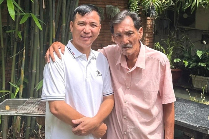 Thương Tín rút tiền cho nhạc sĩ Tô Hiếu. Đối với nam nhạc sĩ, đó là một số tiền không nhỏ. Tô Hiếu nhớ mãi chuyện đó trong lòng. Ảnh: Tiền Phong.