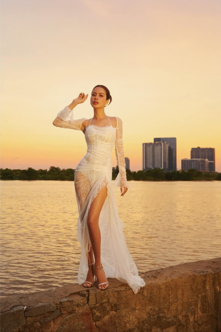 Ở Như Vân toát lên nét đẹp hiện đại pha chút mềm mại, nữ tính.