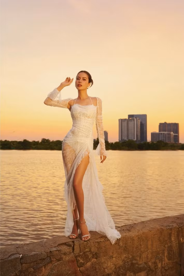 Ở Như Vân toát lên nét đẹp hiện đại pha chút mềm mại, nữ tính.