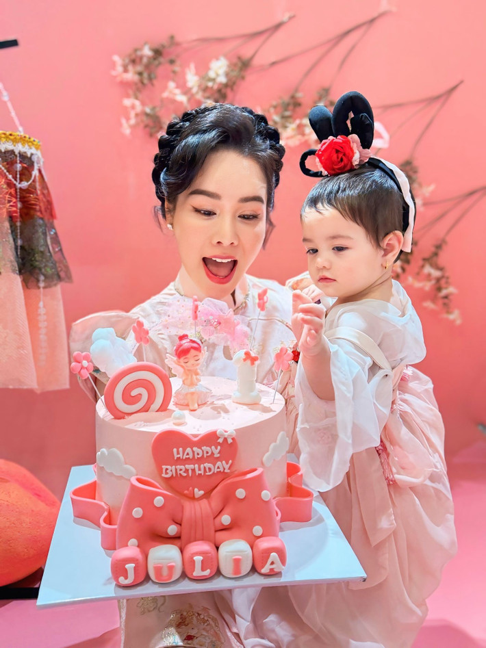 Nhật Kim Anh cùng ái nữ chụp ảnh nghệ thuật trước khi tổ chức sinh nhật vào ngày 2/2/2026.