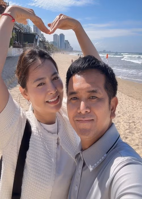 Dưới phần bình luận, nhiều đồng nghiệp gửi lời chúc đến cặp đôi và hài hước nhắc chuyện “tin vui”.