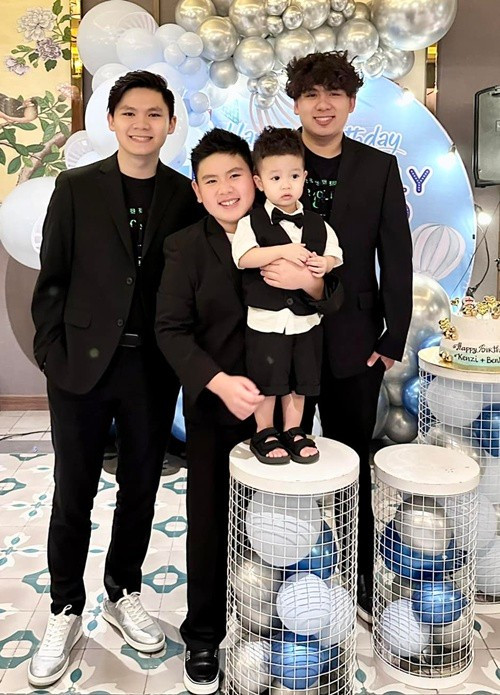 Bằng Kiều còn có 3 cậu con trai với vợ cũ Trizzie Phương Trinh, gồm Beckham, Colin và Kenzi. Vào đầu tháng 5/2025, Kenzi từ bỏ ngôi trường cấp 3 sẽ học trong năm tới để thi vào Huntington Beach Academy of Performing Arts- một học viện nghệ thuật biểu diễn, dành cho học sinh từ lớp 9 đến lớp 12. Trước đó, Beckham đã đậu học viện Huntington Beach Academy of Performing Arts. Ảnh: FB Benly Nguyễn.