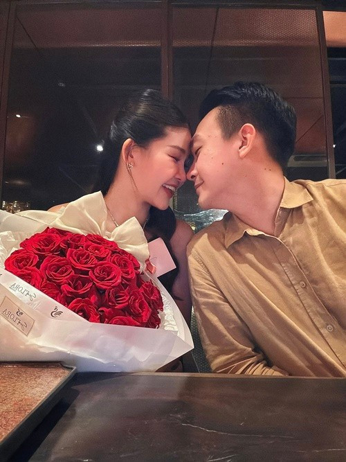 "Thà như vậy, chứ đừng bắt anh nhớ hoặc làm kế hoạch như một người làm sự kiện. Thôi em cũng làm sự kiện thì em nhớ giúp anh, để anh làm những việc khác ví dụ như anh trả tiền, chi tiêu cho việc lớn trong gia đình để vun vén tổ ấm nhỏ", Tô Ny nói với Ngân Anh.