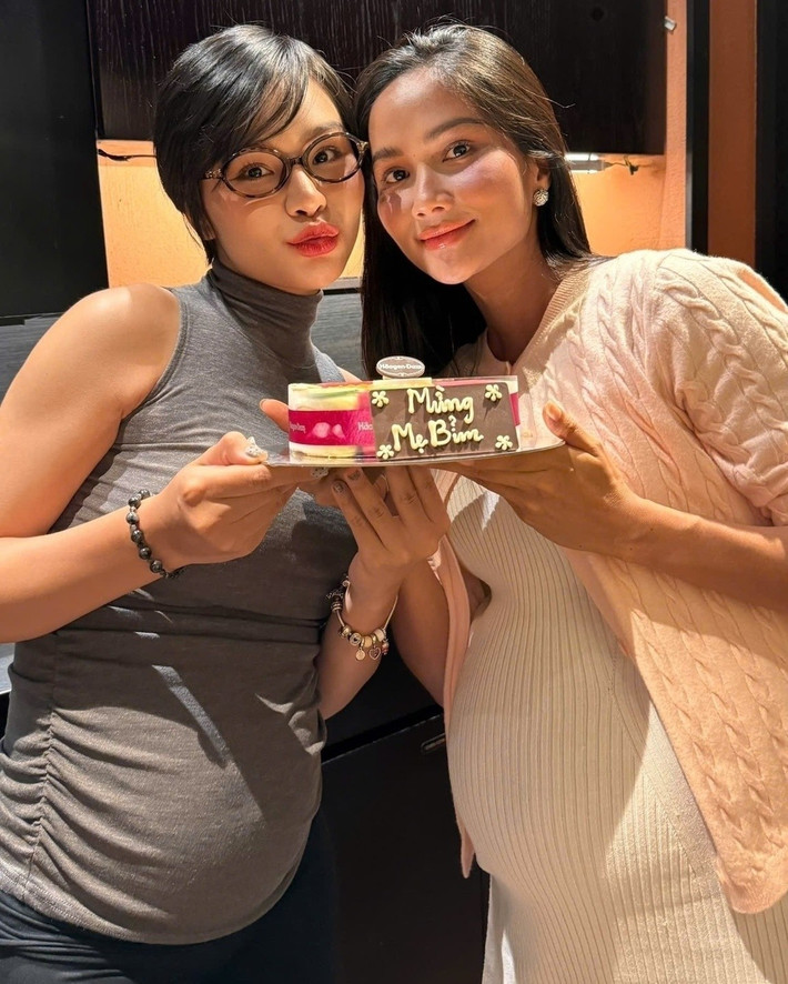 Mới đây, H'hen Niê (phải) gặp gỡ Lê Thu Trang để mừng đàn em gia nhập hội bà bầu. Ảnh: FB H'hen Niê.