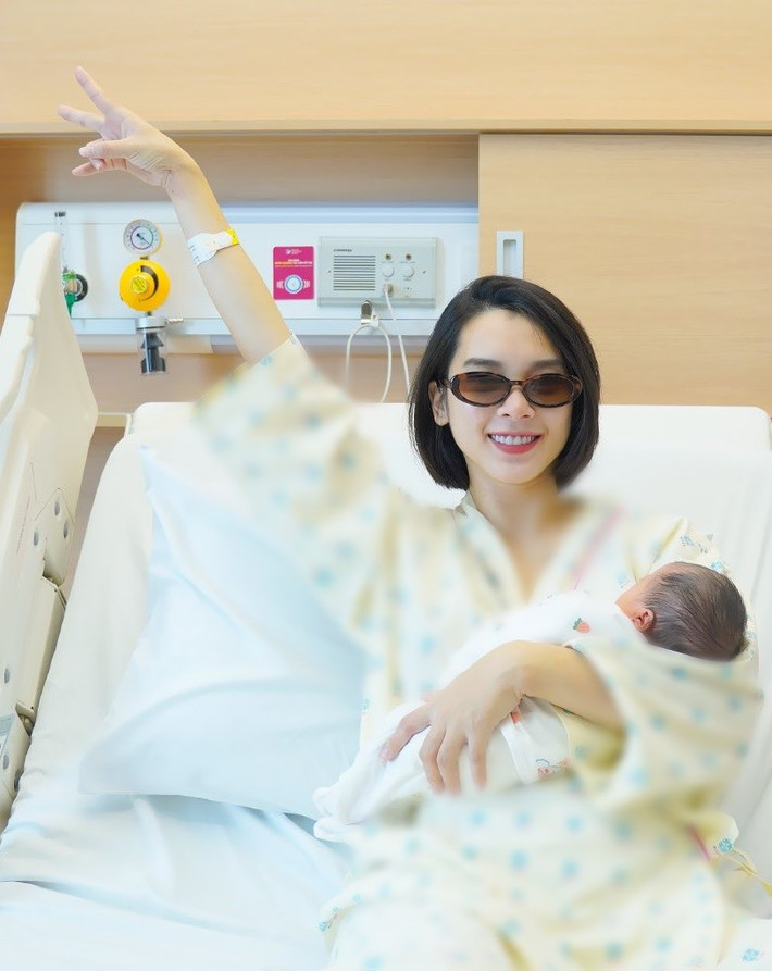 "Mẹ lúc nào cũng muốn ôm em, nhìn em, em đi tắm xíu là nhớ điên lên", Quỳnh Lương trải lòng. Ảnh: FB Quỳnh Lương.