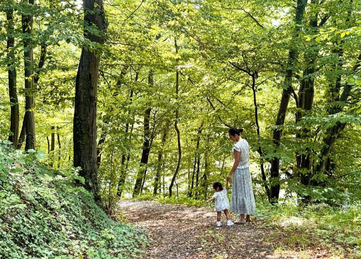 Chia sẻ khoảnh khắc đưa con gái Ayla đi dạo, Á hậu Hoàng My viết: "Con đường phía trước sẽ có em, có mẹ và bình yên".