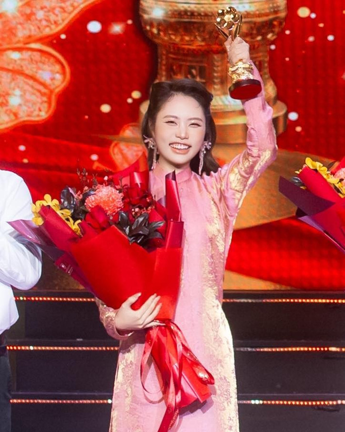 Gần đây, Phương Mỹ Chi ghi dấu ấn với nhiều giải thưởng. Tại Làn Sóng Xanh 2025, cô được vinh danh ở hạng mục Ca sĩ đột phá của năm và Top 10 ca khúc được yêu thích nhất. Trước đó, tại Mai Vàng 2025, nữ ca sĩ cũng nhận giải Nghệ sĩ góp phần phát triển công nghiệp văn hóa Việt.