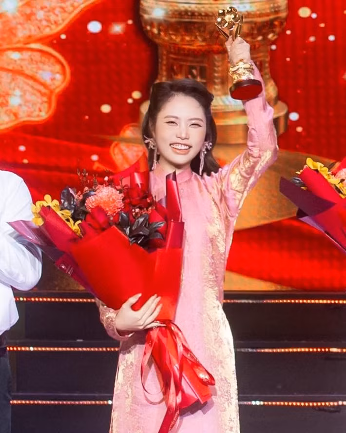 Gần đây, Phương Mỹ Chi ghi dấu ấn với nhiều giải thưởng. Tại Làn Sóng Xanh 2025, cô được vinh danh ở hạng mục Ca sĩ đột phá của năm và Top 10 ca khúc được yêu thích nhất. Trước đó, tại Mai Vàng 2025, nữ ca sĩ cũng nhận giải Nghệ sĩ góp phần phát triển công nghiệp văn hóa Việt.