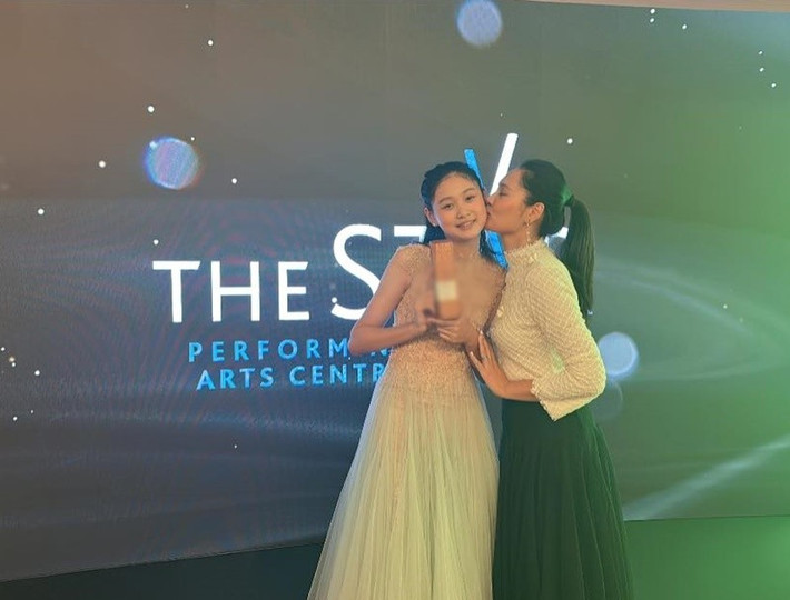 Cuộc thi ZHONGSIN International Music Competition Global Final lần thứ 20 vừa diễn ra tại Singapore. Ở hạng mục piano không chuyên, Tiểu Panda - con gái Hoa hậu Hương Giang đã xuất sắc giành giải nhất.