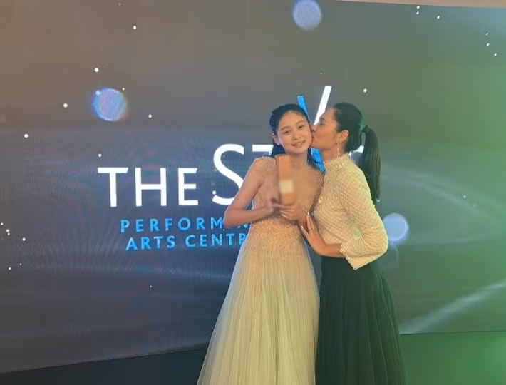 Cuộc thi ZHONGSIN International Music Competition Global Final lần thứ 20 vừa diễn ra tại Singapore. Ở hạng mục piano không chuyên, Tiểu Panda - con gái Hoa hậu Hương Giang đã xuất sắc giành giải nhất.