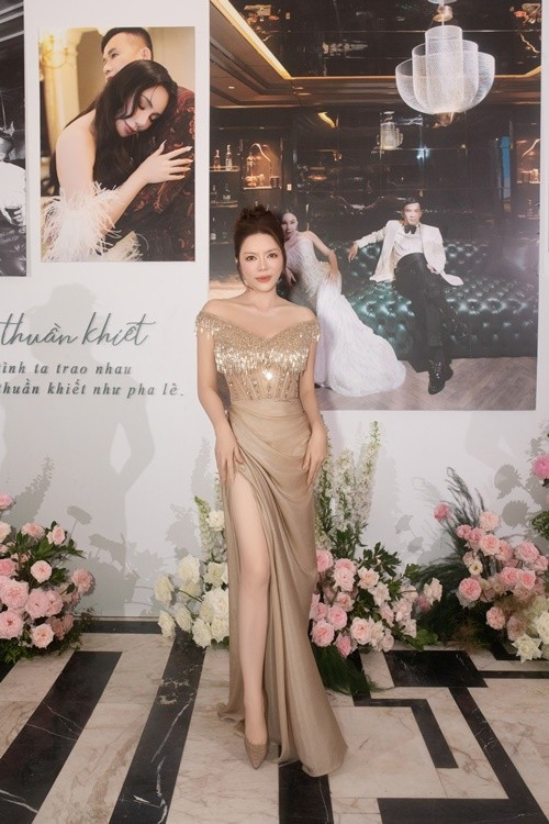 Lý Nhã Kỳ nói vui nếu trong đám cưới Hồ Quỳnh Hương mà cô bắt được hoa cưới (mà không phải được trao hay nhường), cô hứa sẽ lên xe hoa vào năm sau.