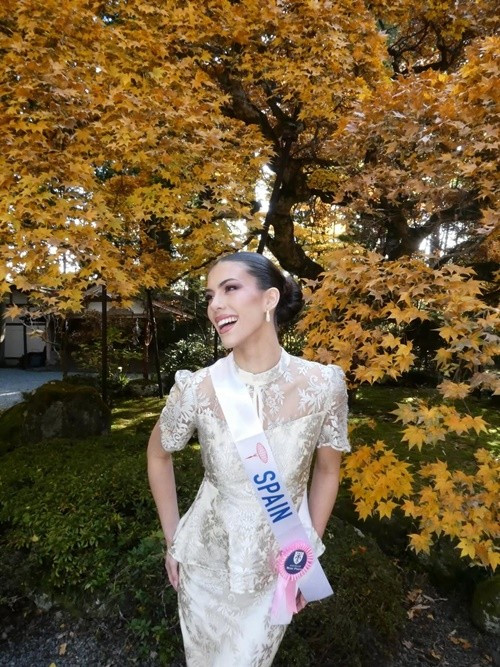 "Hôm nay thật sự là một ngày kỳ diệu ở cuộc thi. Chúng tôi đã đến thăm một ngôi chùa tuyệt đẹp, mang đến cho tôi sự bình yên. Sau đó, tôi trải nghiệm tàu lượn siêu tốc đầy phấn khích và hồi hộp. Đất nước Nhật Bản nhắc nhở tôi rằng cuộc sống chính là sự cân bằng, bình yên, niềm vui và lòng biết ơn trong từng bước chân", Idayra viết trên trang cá nhân. Ảnh: Instagram Idayra Borges Tena.